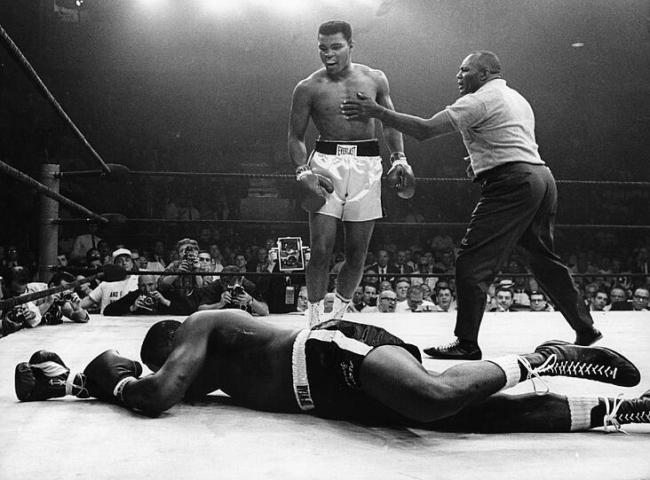 Vor seinem ersten WM-Fight 1964 haute Clay nach 19 Siegen in 19 
Profikämpfen mächtig auf den Putz. Er nannte seinen Gegener Sonny Liston fortwährend 
einen &bdquo;hässlichen braunen Bären&ldquo; und prophezeite: &bdquo;Sonny Liston is great, but he'll fall in 
eight.&ldquo; Liston schaffte nur sechs Runden und blieb dann, zermürbt 
von einem pfeilschnellen, technisch brillanten Gegner, in seiner 
Ecke sitzen.