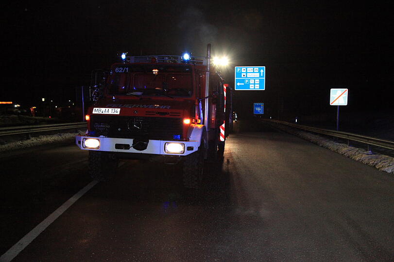Auf dem Zubringer der A 8 Richtung Salzburg stoßen am Sonntagabend zwei Autos frontal zusammen. Vermutlich waren sie zu schnell unterwegs. Die Insassen werden glücklicherweise nur leicht verletzt.