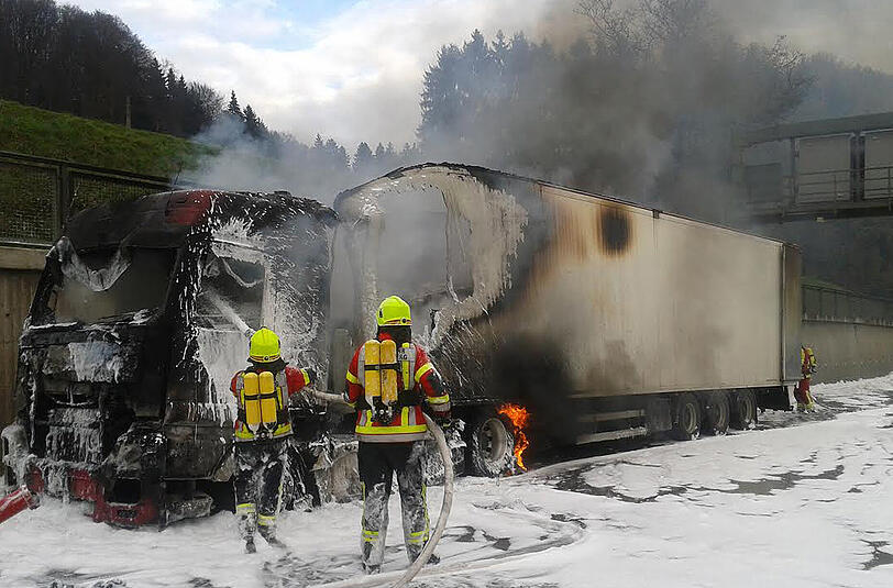 Ein LKW ist auf der A 8 bei Miesbach am Irschenberg völlig ausgebrannt. Die Autobahn ist zur Zeit gesperrt.