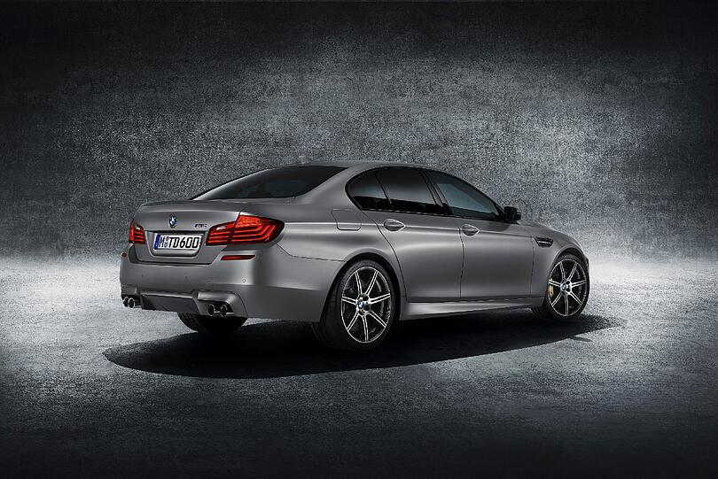 Ein besonderer Leckerbissen zum 30. Geburtstag des BMW M5: Der &bdquo;30 Jahre M5 &ldquo; ist
weltweit auf 300 Exemplare limitiert.