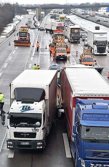 Bilder vom Lkw-Unfall in Kirchheim bei München: Ein Lkw übersah ein Stauende und daraufhin einem anderen Sattelzug auf.