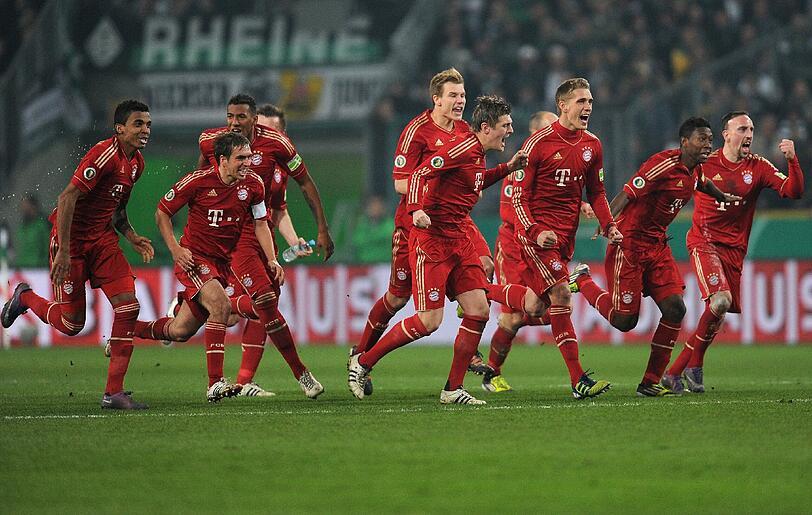 ...waren die Bayern letztlich der glückliche Sieger. Gegen Dortmund holten sich die Bayern dann die erste von zwei bitteren Finalniederlagen in dieser Saison ein. Nach dem dramatisch verlorenen "Finale Dahoam", standen 2012 drei Vize-Titel zu Buche.