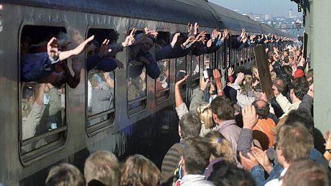 Immer wieder treffen Züge mit DDR-Flüchtlingen in Hof ein &ndash; wie hier ein Waggon voll mit Menschen aus der Prager Botschaft.