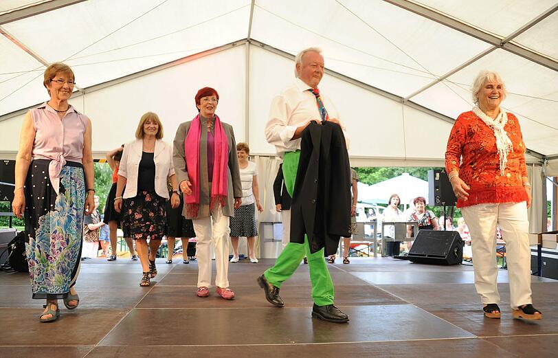 Senioren-Modenschau beim Jubiläumsfest in Berg am Laim.