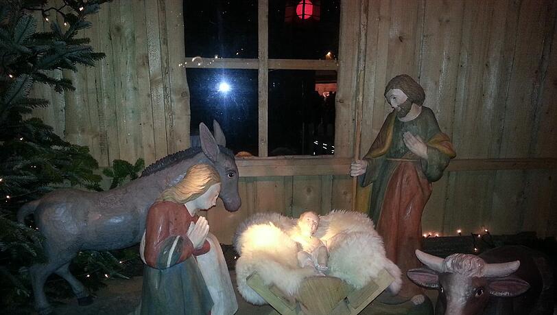Eine Krippe mit Figuren hat wohl jeder an Weihnachten in seinem Haus – aber einen lebendigen Adventskalender im Stadtviertel? Eine Krippe mit Figuren hat wohl jeder an Weihnachten in seinem Haus – aber einen lebendigen Adventskalender im Stadtviertel?