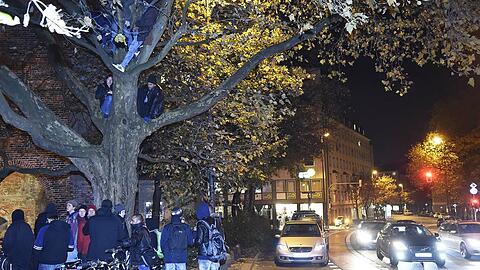 Um 04:30 Uhr am Samstagmorgen hatte die Polizei auch die Bäume geräumt.