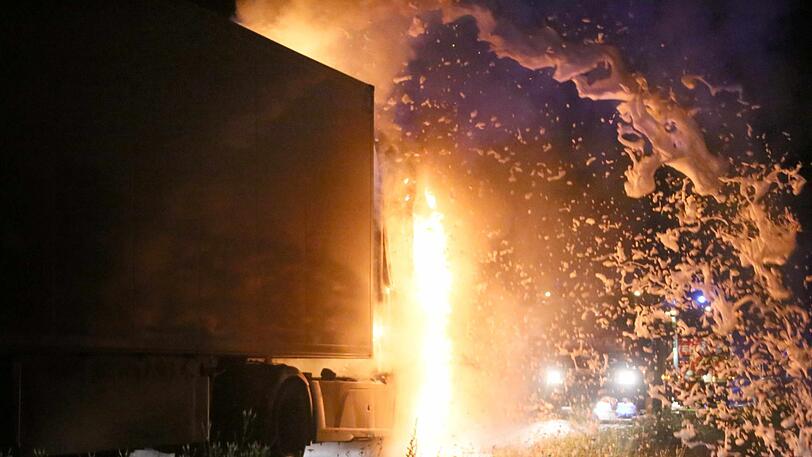 Der Lkw-Fahrer bemerkte die Brandentwicklung rechtzeitig und brachte sich in Sicherheit.