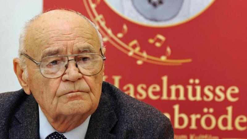 Vaclav Vorlicek, Regisseur des TV-Weihnachtsklassikers "Drei Haselnüsse für Aschenbrödel", ist gestorben. Vaclav Vorlicek, Regisseur des TV-Weihnachtsklassikers "Drei Haselnüsse für Aschenbrödel", ist gestorben.