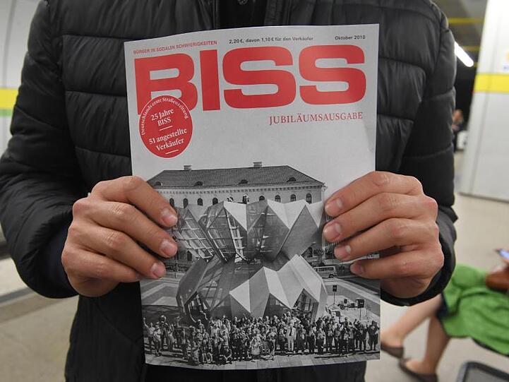 Ein Mann hält eine Ausgabe der Straßenzeitung BISS in den Händen. Foto: Felix Hörhager/dpa/Archivbild