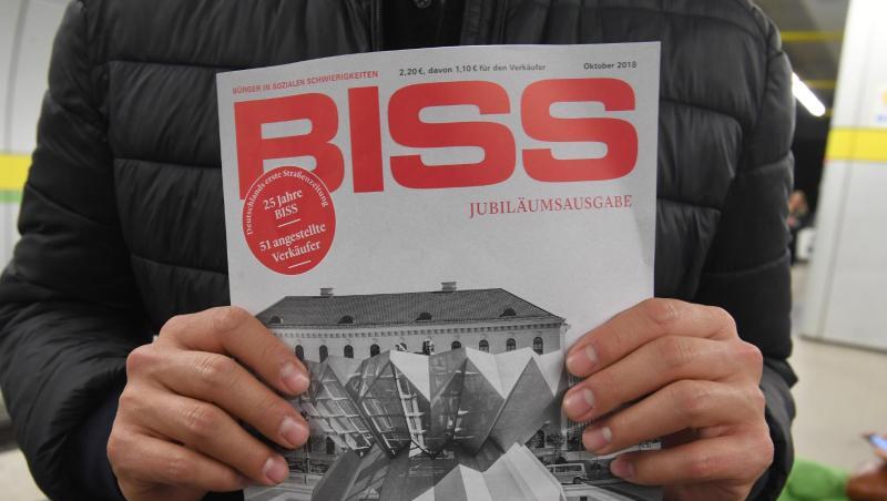 Ein Mann hält eine Ausgabe der Straßenzeitung BISS in den Händen. Foto: Felix Hörhager/dpa/Archivbild Ein Mann hält eine Ausgabe der Straßenzeitung BISS in den Händen. Foto: Felix Hörhager/dpa/Archivbild