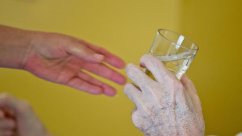Eine Krankenpflegerin reicht einem Patienten in der Onkologie im Klinikum Nürnberg ein Glas Wasser. Foto: Daniel Karmann/Archiv Eine Krankenpflegerin reicht einem Patienten in der Onkologie im Klinikum Nürnberg ein Glas Wasser. Foto: Daniel Karmann/Archiv