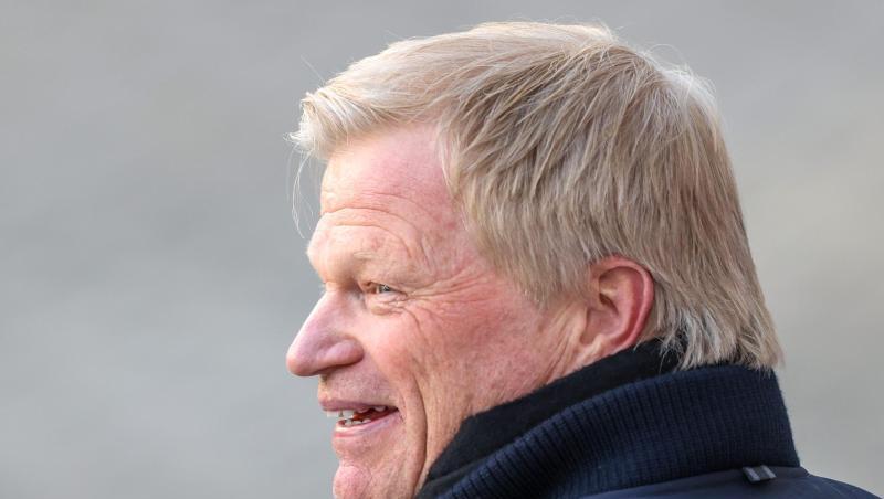 Münchens Vorstandsmitglied Oliver Kahn steht im Stadion.