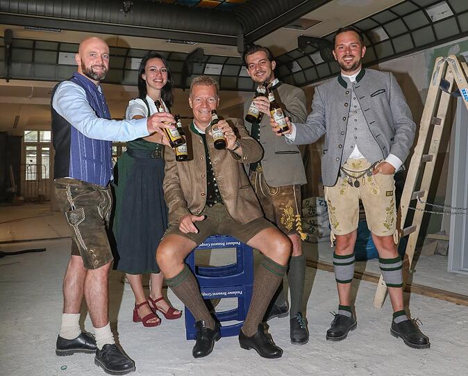 Stoßen schon mal an: Sebastian Erlenmaier, Nadja van Mark, Andreas Steinfatt, Costantino Medde und Mitja Lafere  (von links).