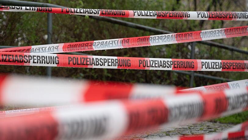 Ein Einsatzort der Polizei ist mit Flatterband abgesperrt.