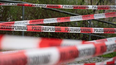 Ein Einsatzort der Polizei ist mit Flatterband abgesperrt.