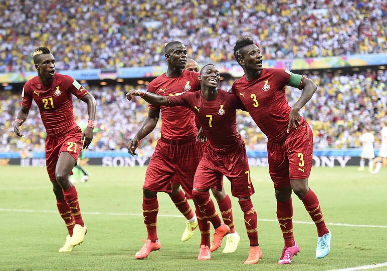 Vorsicht vor dem Dämpfer: Asamoah Gyan (r.) feiert mit seinen Teamkollegen Ghanas Führungstreffer gegen das DFB-Team bei der WM 2014. Miroslav Klose rettete später noch das 2:2.