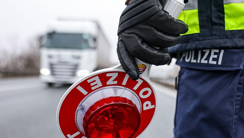 Als die Beamten den Fahrer herausziehen, kommen mehrere Ungereimtheiten ans Licht. (Symbolbild)