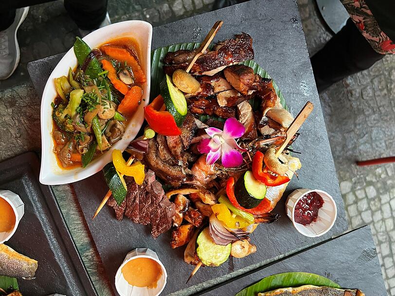 Für 33 Euro haben die Gäste des Maui den ‚Surf and Turf‘-Grillteller von Gabriel Arendt genießen können. Für 33 Euro haben die Gäste des Maui den ‚Surf and Turf‘-Grillteller von Gabriel Arendt genießen können.