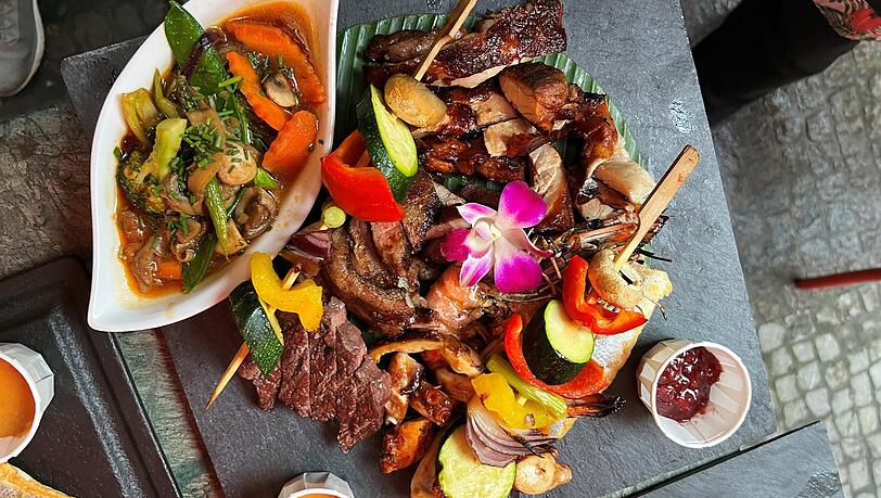 Für 33 Euro haben die Gäste des Maui den ‚Surf and Turf‘-Grillteller von Gabriel Arendt genießen können. Für 33 Euro haben die Gäste des Maui den ‚Surf and Turf‘-Grillteller von Gabriel Arendt genießen können.