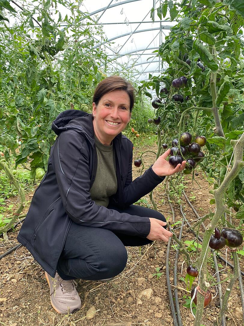 Antonia Habeker in ihrem Tomaten-Gewächshaus.
