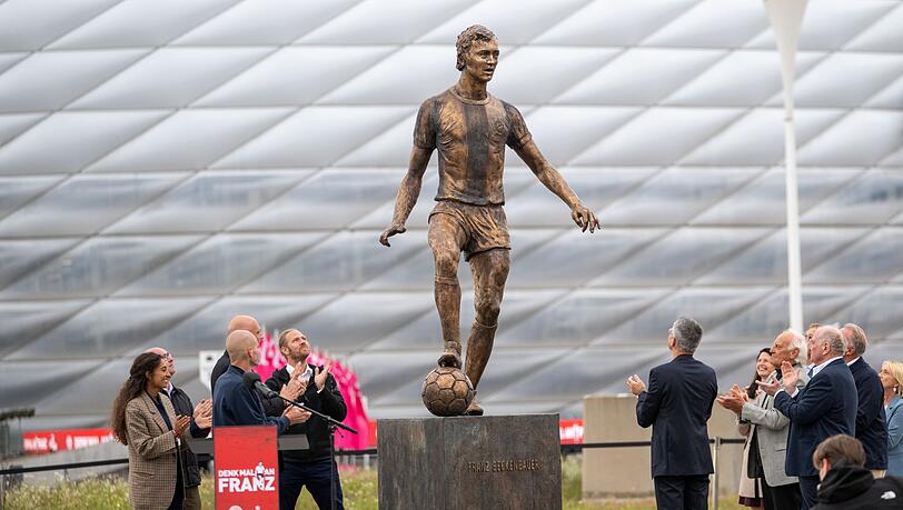 Franz Beckenbauer steht jetzt als in Bronze gegossenes Denkmal vor der Allianz Arena des FC Bayen München.