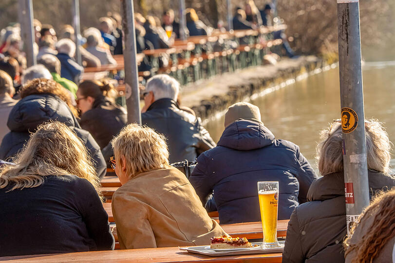 Fr&uuml;hlingsgef&uuml;hle im Biergarten am Kleinhesseloher See: viele genie&szlig;en den Sonnenschein im Englischen Garten.