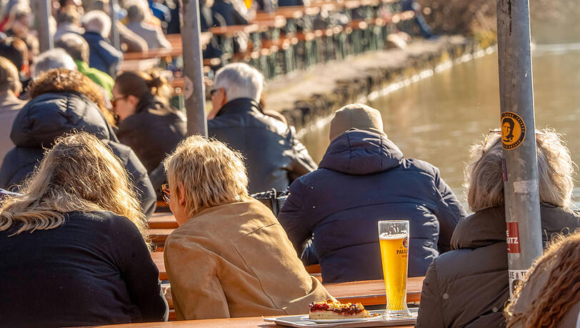 Fr&uuml;hlingsgef&uuml;hle im Biergarten am Kleinhesseloher See: viele genie&szlig;en den Sonnenschein im Englischen Garten.