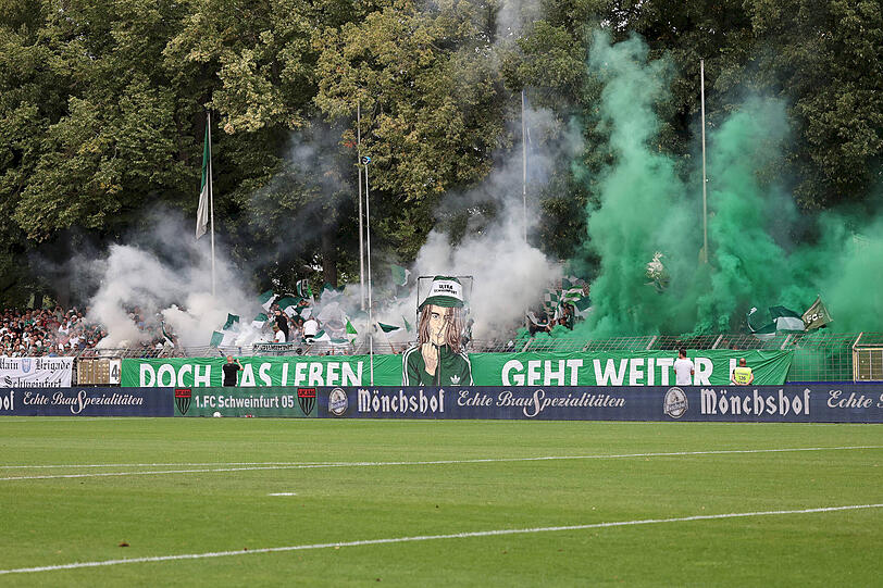 Im Gegensatz zu den L&ouml;wen-Anh&auml;ngern z&uuml;ndelfreudig: Die aktive Fanszene des 1. FC Schweinfurt 05 brennt Pyrotechnik ab.