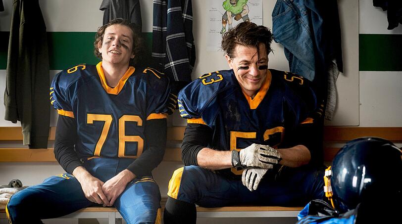Um beim Vater seiner neuen Freundin zu punkten nimmt Lucas (Benedikt Kalcher, links) Hanno Bertram (Wolfram Grandezka) sogar zum American Football Training mit. Um beim Vater seiner neuen Freundin zu punkten nimmt Lucas (Benedikt Kalcher, links) Hanno Bertram (Wolfram Grandezka) sogar zum American Football Training mit.