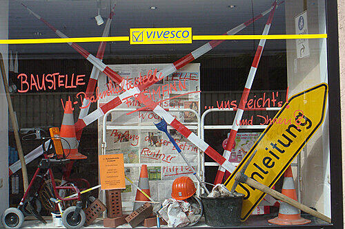Die Anwohner zeigen ihren Protest in der Freimann Apotheke