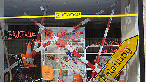 Die Anwohner zeigen ihren Protest in der Freimann Apotheke Die Anwohner zeigen ihren Protest in der Freimann Apotheke