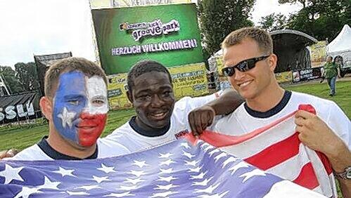 Auch sie waren bester Stimmung: Amerikanische Fans fieberten mit dem USA-Team. Auch sie waren bester Stimmung: Amerikanische Fans fieberten mit dem USA-Team.
