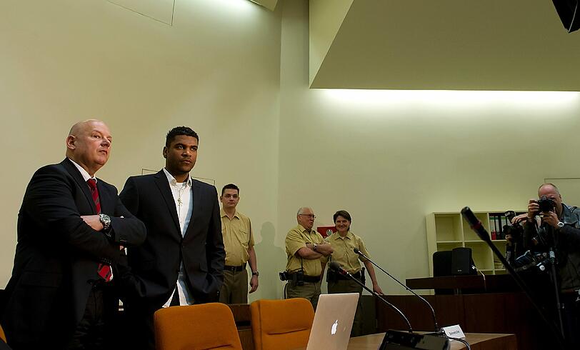 Knapp neun Monate nach dem verheerenden Brand in seiner Villa muss sich Fußball-Profi Breno seit Mittwoch in München vor Gericht verantworten. Auch Ex-Bayern-Star Giovane Elber war vor Ort. Sehen Sie hier die Bilder vom Prozessauftakt.