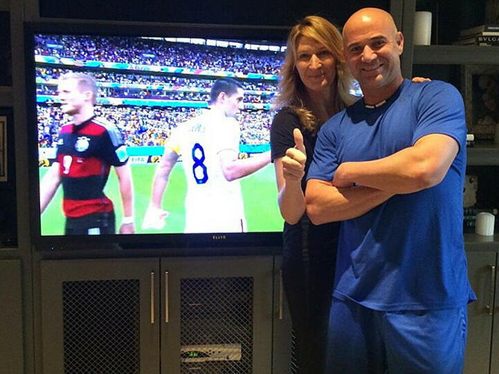 Steffi Graf und Andre Agassi freuen sich über den Ausgang des WM-Spiels