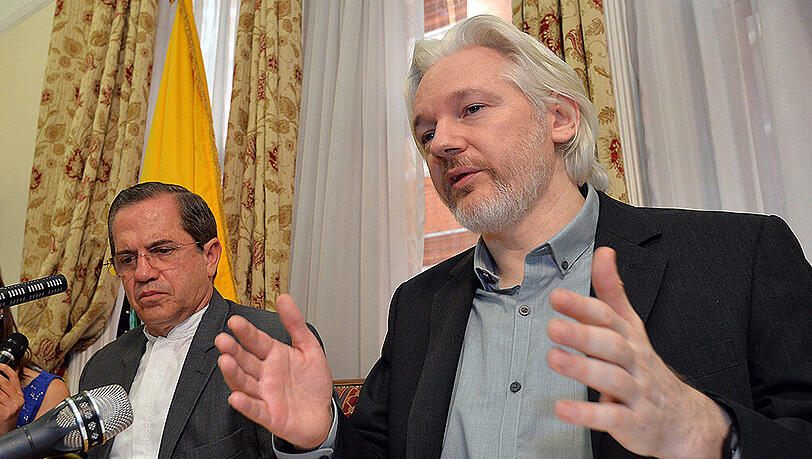 Julian Assange bei der Pressekonferenz in der ecuadorianischen Botschaft in London. Neben ihm: Ecuadors Außenminister Ricardo Patino. Julian Assange bei der Pressekonferenz in der ecuadorianischen Botschaft in London. Neben ihm: Ecuadors Außenminister Ricardo Patino.