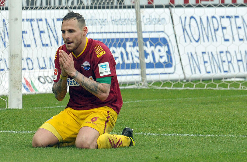 Paderborns Marvin Bakalorz kniet auf dem Rasen. Das Spiel beim FC Heidenheim endete 1:1.