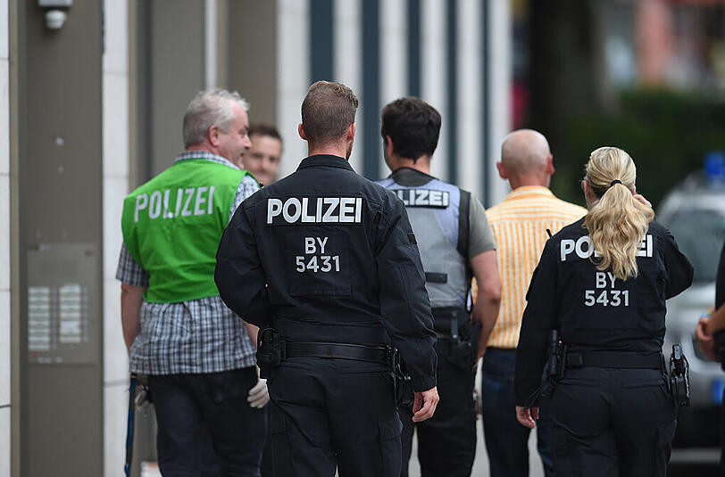 Laut Medienberichten hat ein SEK die Wohnung des Todesschützen in der Maxvorstadt gestürmt. Diese Bilder zeigen einen Polizeieinsatz in der Dachauerstraße. Hier wurde am Samstagfrüh die Wohnung des Attentäters durchsucht.