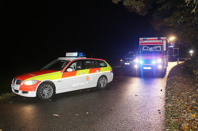 Nach dem Zusammenstoß wurde der 21-Jährige in seinem Audi-Wrack eingeklemmt. Er starb noch am Unfallort. Die Bilder vom Unfall.