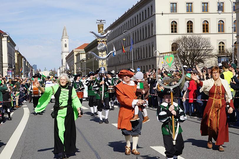 Am Sonntag marschierten bei strahlendem Sonnenschein die Teilnehmer der St.-Patricks-Day-Parade auf der Leopoldstraße in München.