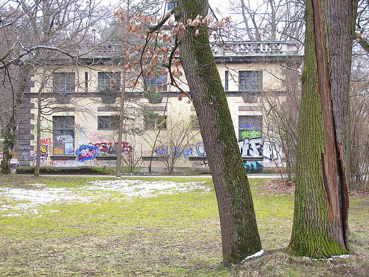 Das Maximilianswerk am Auer Mühlbach. Der baum davor wurde bereits einmal vom Blitz getroffen. AZ-Leser Djordje Matkovic hofft, dass dem Gebäude nicht das gleiche Schicksal droht.