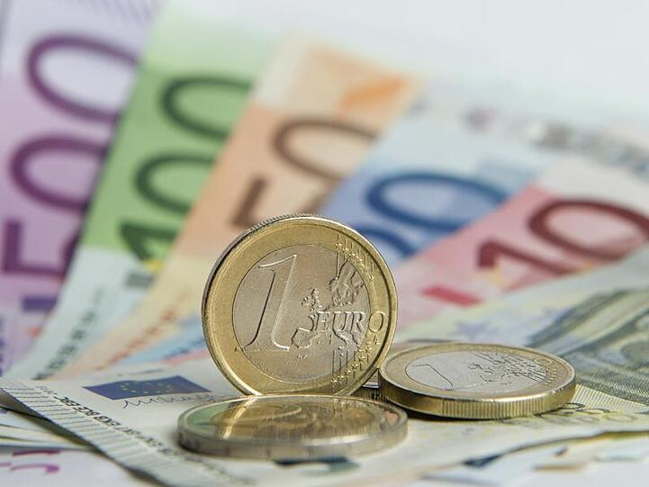 Euro-Banknoten und Münzen sind zu sehen. Foto: Daniel Reinhardt/Archivbild