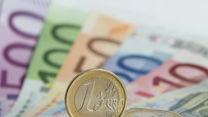 Euro-Banknoten und Münzen sind zu sehen. Foto: Daniel Reinhardt/Archivbild Euro-Banknoten und Münzen sind zu sehen. Foto: Daniel Reinhardt/Archivbild