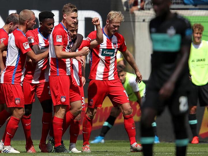 Heidenheimes Niklas Dorsch (M) wird für sein Tor zum 2:2 gegen den VfB gefeiert.