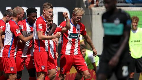 Heidenheimes Niklas Dorsch (M) wird für sein Tor zum 2:2 gegen den VfB gefeiert.