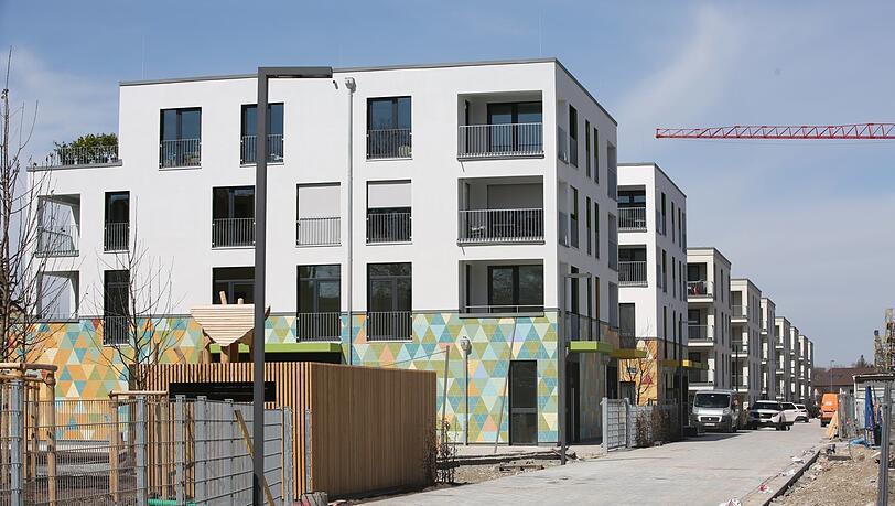 Ein Neubauwürfel neben dem anderen: Rund um die Fabrikgebäude entstehen gerade Wohnungen für 2.000 Menschen. Ein Neubauwürfel neben dem anderen: Rund um die Fabrikgebäude entstehen gerade Wohnungen für 2.000 Menschen.