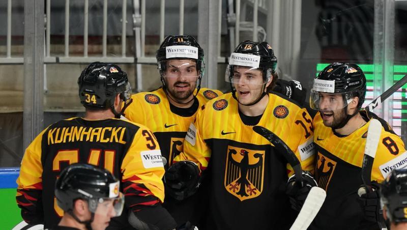 Das DEB-Team um Tom Kühnhackl (l) setzte sich auch gegen Kanada durch.