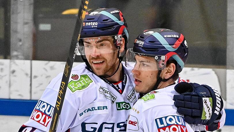 Meister aus Bayern: Leo Pföderl (rechts) mit Marcel Noebels.