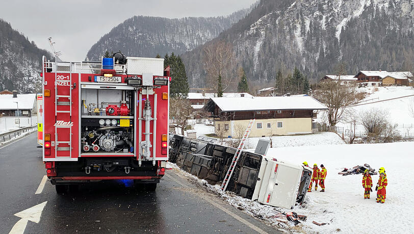 Der Bus befand sich laut Angaben der Feuerwehr auf dem Weg in den Skiurlaub in Kaprun.