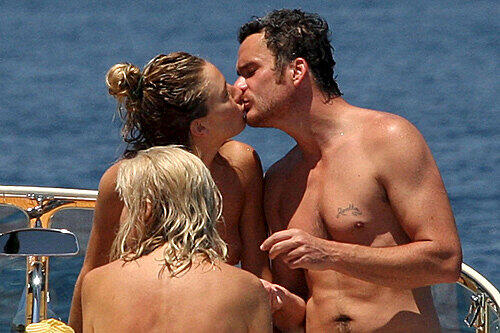 So schmeckt der Sommer: Sienna Miller knutscht Balthazar Getty.