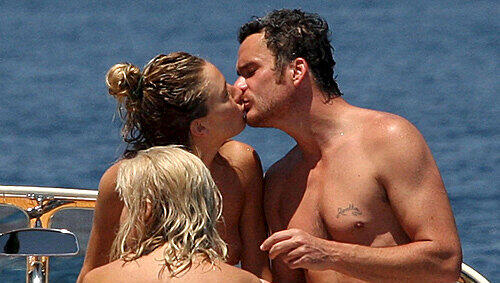 So schmeckt der Sommer: Sienna Miller knutscht Balthazar Getty. So schmeckt der Sommer: Sienna Miller knutscht Balthazar Getty.